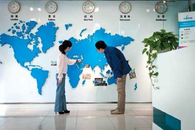 在線旅企線上爭流量、線下?lián)岄T店，傳統(tǒng)旅行社能否避免被“圍剿”？